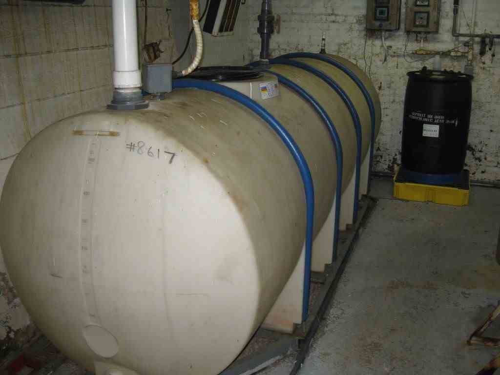 1000 Gal Polythylene Tank